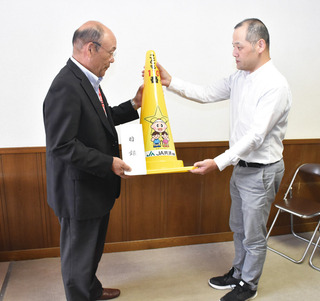セーフティーコーン寄贈.jpg