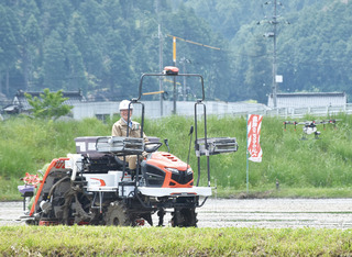 ドローンと田植機.jpg